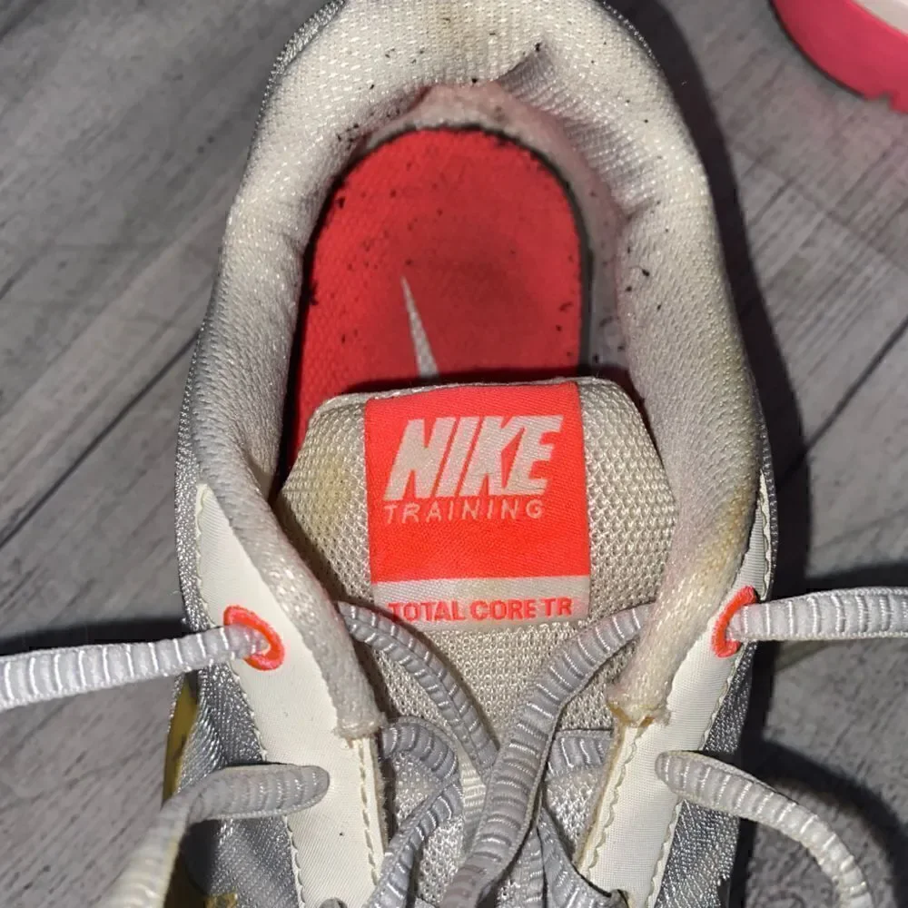 Nike womens training total core shoes white w/silver accents & pink soles sz 7 - Picture 5 of 8